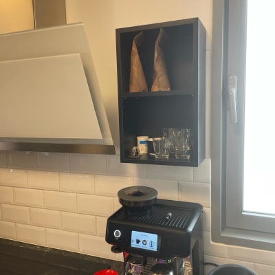 מכונת קפה על השיש במטבח עם ארון פתוח