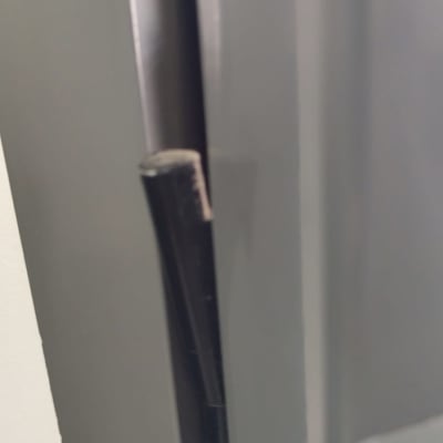 מסגרת חלון עם פרופיל מתכת אפור