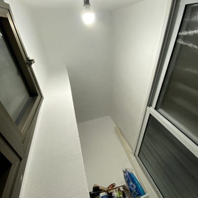 מדף עם כלי עבודה וחומרים מתחת למנורה