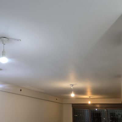 תקרה צבועה בלבן