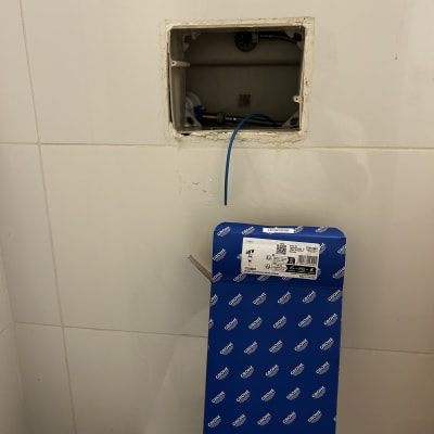 תמונה של קיר עם חור ואריזת מוצר גרואה