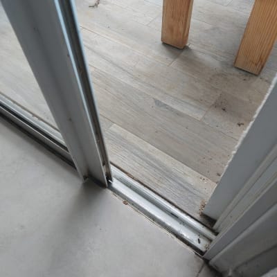 מסילה לדלת הזזה על רצפה מעץ