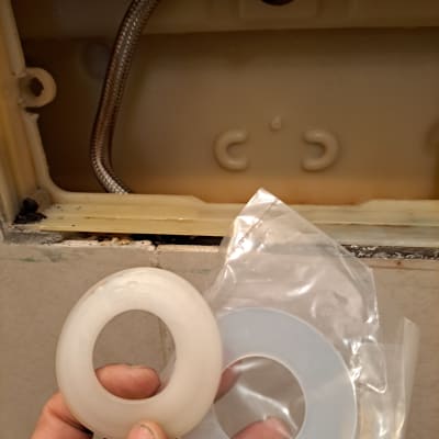 יד מחזיקה אטם פלסטיק ליד צינור מתכת