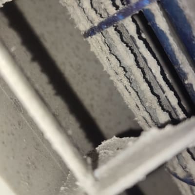 תקריב של חלק פנימי במזגן עם אבק ולכלוך