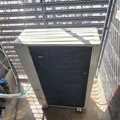 מערכת מיזוג אוויר עם צינורות וחיבורים