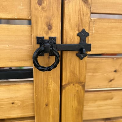 שער עץ עם ידית ברזל שחורה