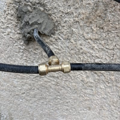 חיבור צינורות על קיר בטון