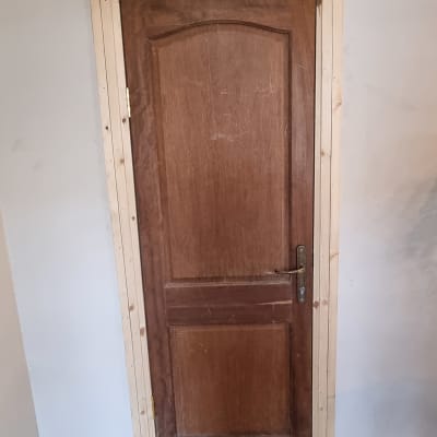 דלת עץ עם מסגרת עץ בהתקנה