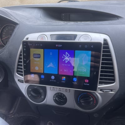 מסך מולטימדיה ברכב עם אפליקציות שונות