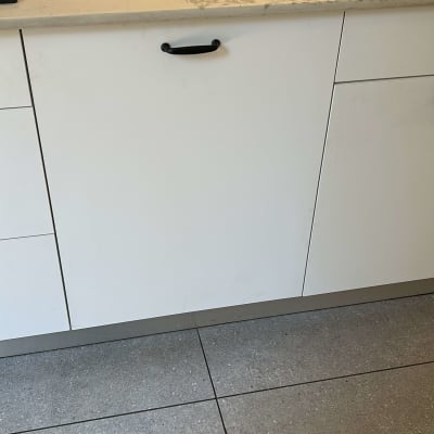 שיש מטבח עם כיור וברז שחור, מגבות ומטלית