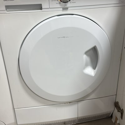 מכונת כביסה אלקטרולוקס עם כפתורי שליטה