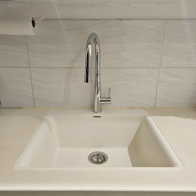 כיור עם ברז על משטח שיש במטבח