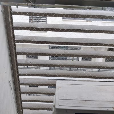 רשת מתכת מותקנת למניעת כניסת יונים