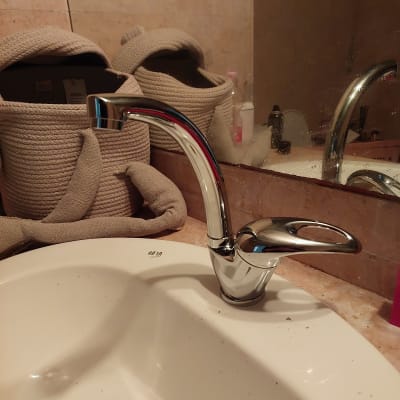 ברז כרום מותקן בכיור אמבטיה לבן