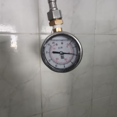 מד לחץ מים מחובר לצינור מתכת