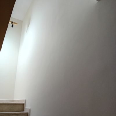 קיר צבוע בלבן עם מדרגות בצד