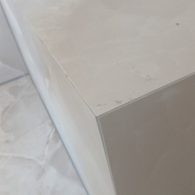 פינת שיש חלקה עם אריחי קרמיקה