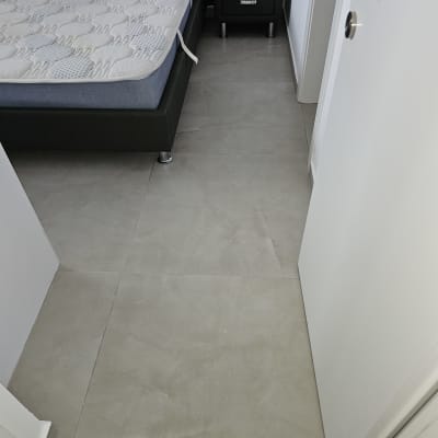 רצפת אריחים חדשה בחדר שינה