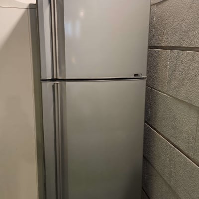 מקרר כסוף עם שתי דלתות עומד על דשא