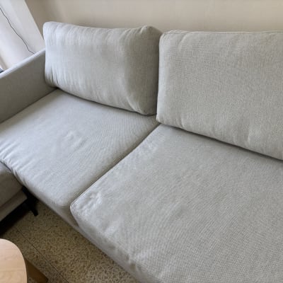 ספה אפורה נקייה עם כריות ישיבה ומשענת