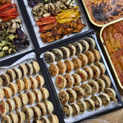 מגשי ירקות קלויים ומאפים קטנים לאירוח