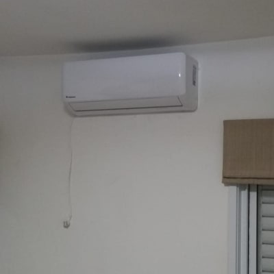 מזגן קיר לבן מותקן על קיר לבן