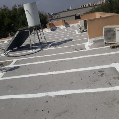 גג עם קווים לבנים לאיטום