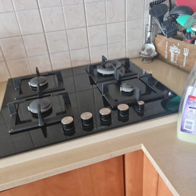 משטח שיש במטבח עם כיריים גז