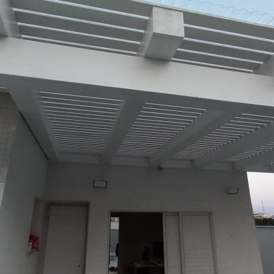 פרגולה לבנה עם קורות עץ על גג