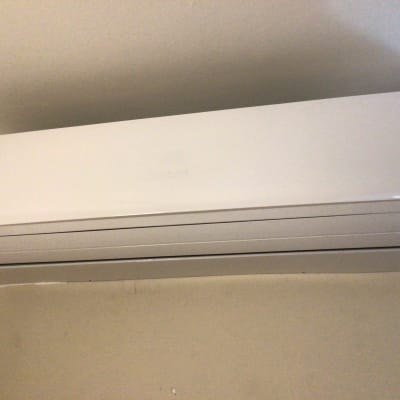 מזגן קיר לבן מותקן על קיר פנימי