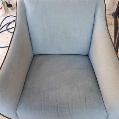 כיסא כחול עם חומרי ניקוי ברקע