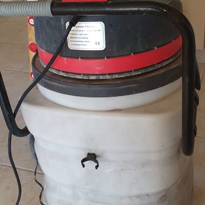 שואב אבק תעשייתי עם צינור על גלגלים