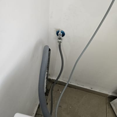 צינור מים מחובר לברז בקיר