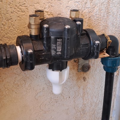 שסתום פלסטיק עם חיבורים וצינור שחור