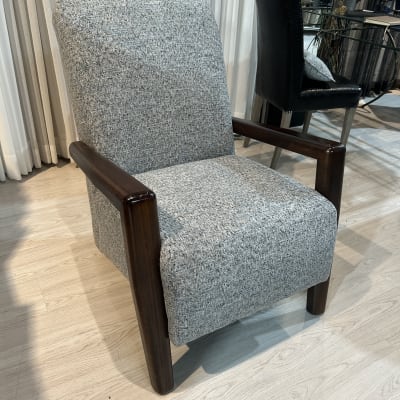 כיסא מרופד עם ידיות עץ בחדר תצוגה