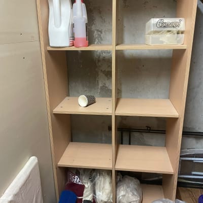 מדף עץ עם בקבוקים, כוס חד פעמית ושקיות