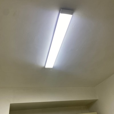 תאורת פלורסנט על תקרה בחדר פנימי