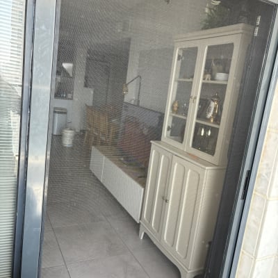 מסגרת אלומיניום של דלת הזזה עם רשת