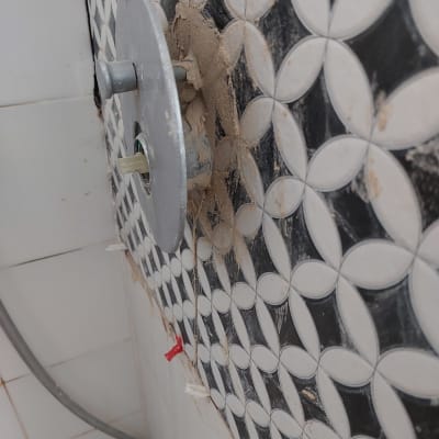 חיפוי קיר עם אריחים ותשתית צנרת חשופה