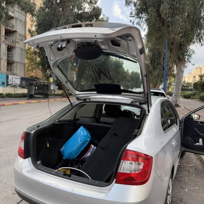 תא מטען של רכב פתוח עם חפצים בפנים