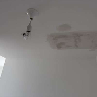 תיקון תקרה עם טיח ולוח חשמל