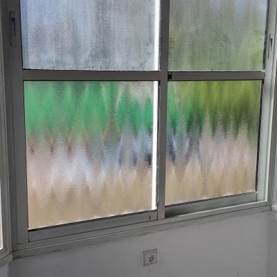 חלונות זכוכית עם מסגרת לבנה