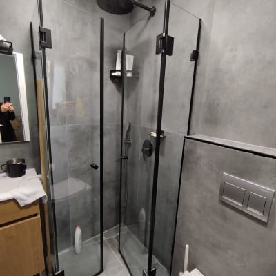 מקלחון זכוכית עם ראש מקלחת עגול ושמפו