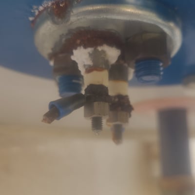 חלקים תחתונים של דוד שמש עם חלודה ונזילה