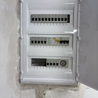 לוח חשמל פתוח עם מפסקים וחוטים