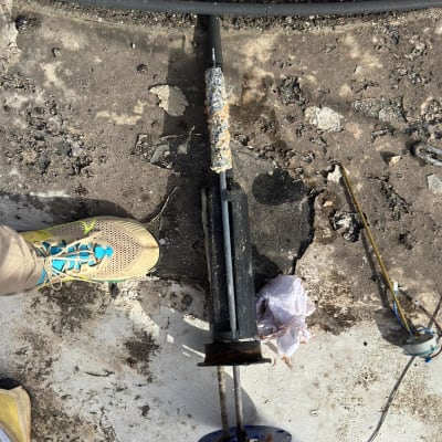 כלי עבודה חשמלי על הקרקע עם חוטים חשופים