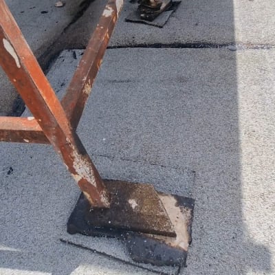 חומר איטום סביב בסיס מתכת על גג שטוח