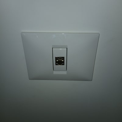 שקע רשת מותקן על קיר לבן