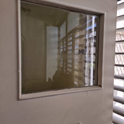 חלון זכוכית בדלת עם נוף חיצוני