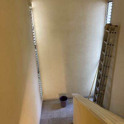 סולם ודלי צבע במדרגות